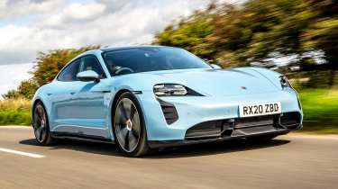 Porsche Taycan, вид спереди в движении